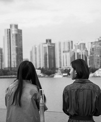 不知她俩怎么谈一起的
