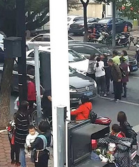 母女不走斑马线,杭州女司机按喇叭提醒,被打了十几个巴掌
