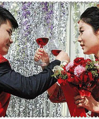 新娘婚礼上“玩手机”,被指责心真大,真相却让大家不淡定