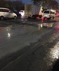 马路都成泥浆路了!拱康路就没人来管管吗?