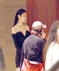 奚梦瑶小黑裙秀香肩锁骨长腿逆天 亭亭玉立性感女人味爆棚