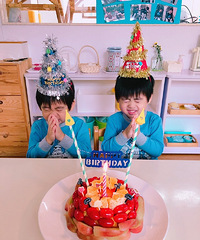 林志颖陈若仪的双胞胎在学校过生日,一家五口的全家福意外曝光!