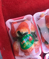 现在物价真可怕,草莓论颗卖的