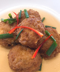 看着简单,这豆腐肉圆子可不好捏呀...