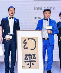 李亚鹏携女儿参加慈善晚宴,李嫣身着白裙气质冷艳似王