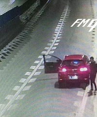 作!跟男友吵架,她下车横卧在高速中间