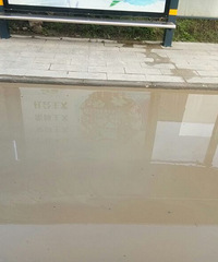 �ٻ�ׯ�幫��վ̨�ԱߵĹ����ų������ཱ�������վ̨�޷����¿�