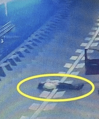 作!跟男友吵架,她下车横卧在高速中间