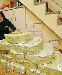 老板邮寄20万元硬币还债!重达1.2吨,20名银行员工要数一周