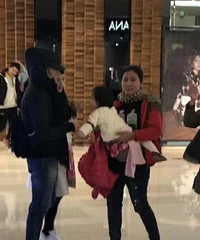 女儿求抱,挽着老婆手的郭富城却故作冷漠!