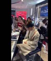 女子在北京西单砸化妆品专柜:警方已介入