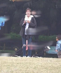 张雨绮带龙凤胎出门玩耍,画面很温馨
