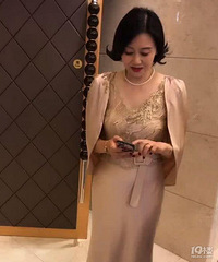 抖音现“最美婆婆”,时尚端庄贵气十足,网友:保养不起!