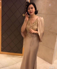抖音现“最美婆婆”,时尚端庄贵气十足,网友:保养不起!