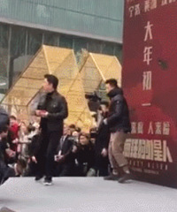 黄渤今天来杭州,现场被围得水泻不通!