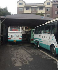 临安公交司机狂奔送昏迷老人就医