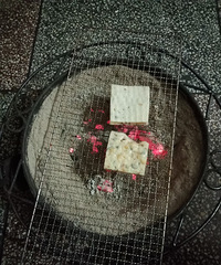 这中饭很独特,火炉上烤的糕应该是小时候的记忆
