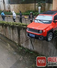 令人窒息的操作!小车“跳崖式”卡在坡上,车尾的字亮了!