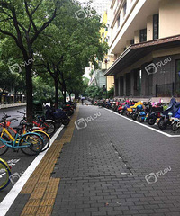 明明停在白线内,怎么就贴单了呐?也没其他的标识啊!