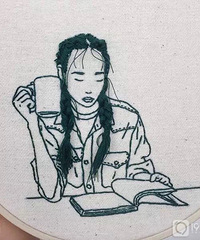 职业模特用刺绣“自拍”