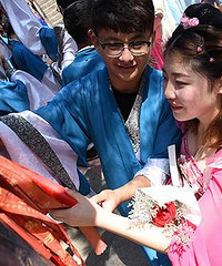 公司发文:超过30岁女员工今年领证结婚年终奖可以翻倍!