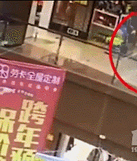 男子将陌生女童从商场3楼扔下后跳楼,监控曝光!真相令人愤怒