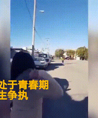 神技!妈妈30米开外甩出的拖鞋竟正中女儿,自己都被笑倒