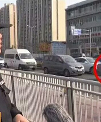 男子当街将男童塞进汽车后备箱!警察火速救援,发现…