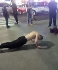 辣眼睛!男子闹市裸身做俯卧撑还追路人,家属:他失恋了