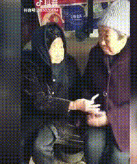 105岁母亲给74岁女儿压岁钱:你在妈妈眼里,永远是孩子