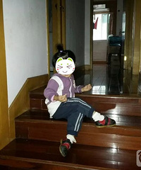 小妞不知道哪里学来的,每次拍照都要凹很久的造型