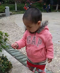 曾经我也是可咸可甜的小美女,直到麻麻给我剃了个光头…