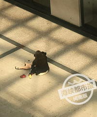 悲剧!最害怕的事!5岁男孩靠着玻璃护栏,突然从5楼掉下去了