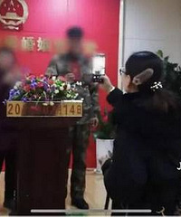 情人节,女儿竟带着61岁父亲与57岁婆婆登记结婚,只为……