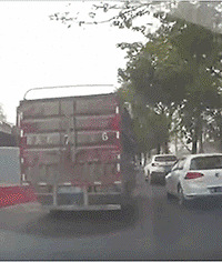 太可怕!女司机26秒被连续别车8次!网友:这是发疯