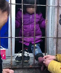3岁女孩被关在出租房内,又饿又渴还光着脚,爸爸一句话令人愤怒