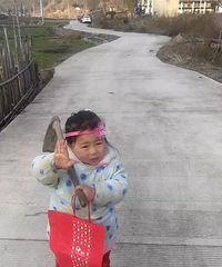 老人带娃的路子有多野?看完我服了