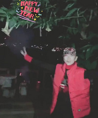 杨丽萍与家人放鞭炮看烟花,镜头前蹦蹦跳跳手舞足蹈像个孩