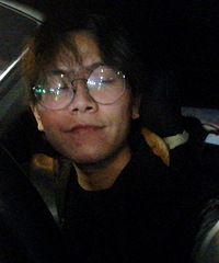 最近,蓄长头发了啊。