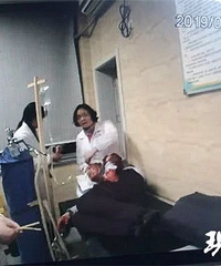 女孩提分手遭男友划伤,冲进路边一辆私家车求助,结果……