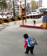 现在的孩子安全意识真强!哈哈哈这视频我也就看了一百遍