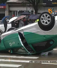 出租车“四脚朝天”翻在马路上,女司机蒙圈,来看监控……