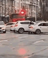 汽车自燃,警察蜀黍却赶紧跑开?大家还狂点赞?