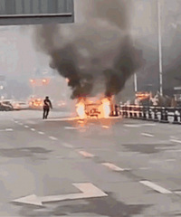 汽车自燃,警察蜀黍却赶紧跑开?大家还狂点赞?