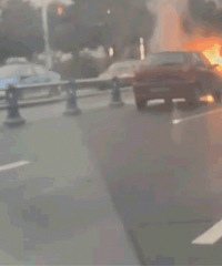 汽车自燃民警跑离现场, 网友却纷纷为他点赞