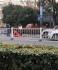 又一起!今早绍兴路一环卫大姐被撞飞!