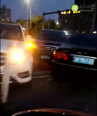 中环南路城南路口四车离奇相撞 奔驰、别克、出租车…太乱了