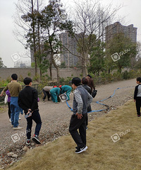 城北体育公园,有人因为烧烤把草坪给点燃了