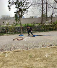 城北体育公园,有人因为烧烤把草坪给点燃了