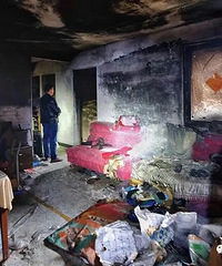 天降大火烧了屋,楼上住户都说没扔烟蒂,找谁赔?